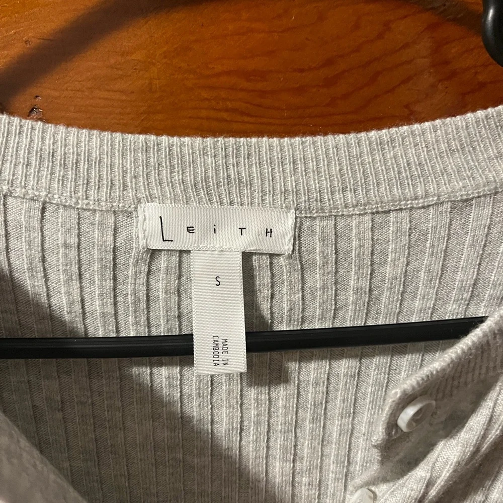 Leith Light Gray Ribbed Button-Up Top - Picture 3 of 3